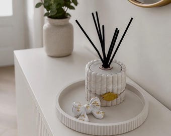 Geribbeld dienblad decor display kaars steen jesmonite handgemaakt neutraal esthetische woondecoratie en cadeau