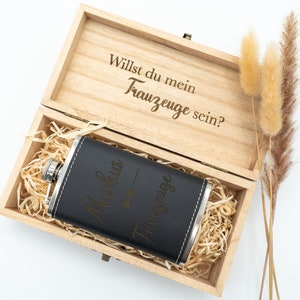 Personalized hip flask for best man/maid of honor with desired engraving in an elegant wooden box - perfect wedding gift