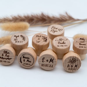 Personalized wine corks with fine wood - ideal wedding guest gift