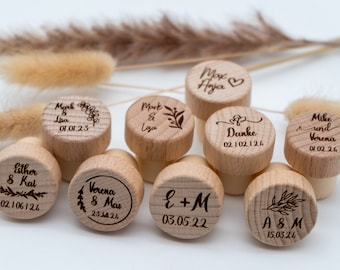 Personalized wine corks with fine wood - ideal wedding guest gift