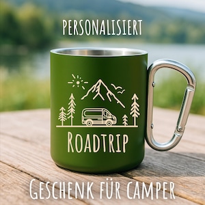 Könnte beinhalten: Grüner Reisebecher mit silbernem Karabinergriff. Der Becher zeigt eine weiße Grafik eines Wohnmobils, Berge, Bäume und das Wort "ROADTRIP". Der Text "PERSONALISIERT" und "GESCHENK FÜR CAMPER" sind ebenfalls abgebildet.