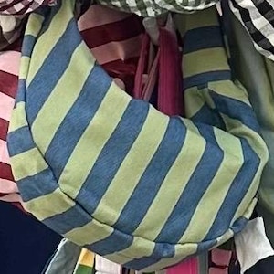 Halbmondförmige Umhängetasche, handgefertigte Schultertasche mit Streifenmuster