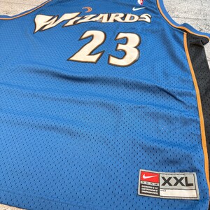 K&ouml;nnte beinhalten: Ein blaues Basketballtrikot aus Mesh mit dem Wort "Wizards" in wei&szlig;-goldenen Buchstaben und der Nummer "23". Das Trikot hat ein Nike-Logo und ein XXL-Etikett.