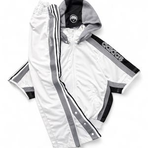 Ensemble de survêtement Adidas vintage des années 90 pour femmes : veste à capuche à manches courtes et pantalon à boutons-pression