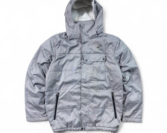 Vintage Nike Silber Steppjacke: 2000s Reflektierende Thermojacke, Größe M