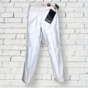 Peut inclure: Pantalon gris clair avec une