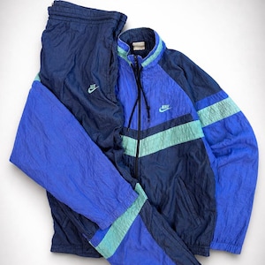 Conjunto deportivo Nike vintage de los 90, chaqueta cortavientos de nailon con bloques de color morado, azul y verde, talla S. Estilo retro, rave, gabber, streetwear.