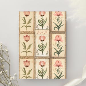 Pode incluir: Impressão decorativa com nove painéis, cada um mostrando uma tulipa rosa com folhas e caules verdes. A obra de arte tem uma estética vintage com um fundo bege e bordas ornamentadas. O texto no painel central está em língua estrangeira.