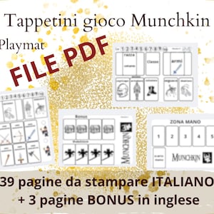 Może przedstawiać: Zestaw mat do gry Munchkin w formacie PDF. Obraz przedstawia różne karty do gry z tekstem w języku włoskim i angielskim. Maty do gry zawierają elementy gry, takie jak poziomy, broń i karty bonusowe.