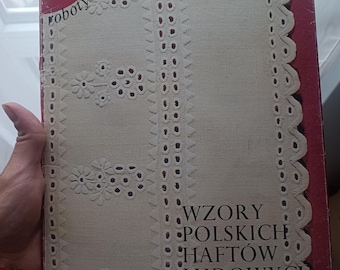 Polskie Wzory Haftu. Wzory Vintage Sztuka Ludowa w Tekstyliach Haftowanych Krzyżykiem z Polski Album: Haft Łowicki Kaszuby Zalipie