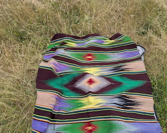 1960 | Gestreept Pools kelimtapijt. Een vintage Slavische handgemaakte Cottagecore-deken met inheems Sri Yantra-Azteeks patroon