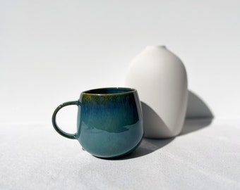 Grün-blaue Tasse, handgefertigte portugiesische Cappuccino-Tasse aus Keramik, Geschenkset, weiße Vase mit grüner Teetasse, schönes Muttertagsgeschenk für Frauen