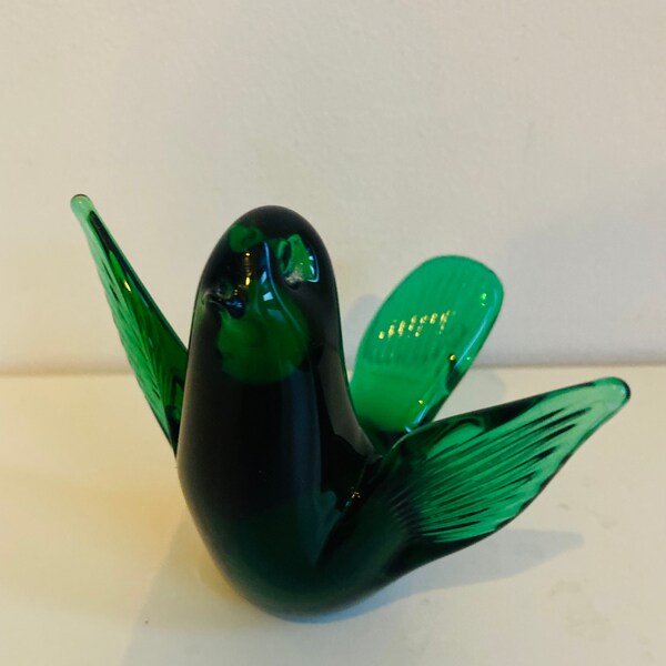 Green glass bird, vintage,  in good condition. From FM konstglas Ronneby Sweden