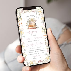 Puede incluir: Un smartphone muestra una invitación floral para una despedida de soltera. El diseño presenta una pila de libros, detalles florales y el texto "A New Chapter Begins". La invitación incluye detalles del evento e información RSVP.