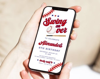 Op de afbeelding: Een digitale uitnodiging voor een 8e verjaardagsfeest met een baseballthema. De uitnodiging bevat een baseball en knuppel met de tekst "Swing on Over" in rood en blauw. De uitnodiging bevat ook de naam "Alexander's" en de datum en tijd van het feest.