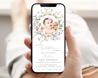 Peut inclure: Une invitation numérique pour un premier anniversaire avec un design de couronne florale. L'invitation présente une photo d'une petite fille et le texte "Notre petite Fleur sauvage a 1 an ! Rejoignez-nous pour célébrer le premier anniversaire d'Amelia. Samedi 25 mai 20XX à 15h00. La résidence Tyler, 123 Smith Street, Anytown, CA 45678. Veuillez confirmer votre présence à Cassie - 123 456 7890."