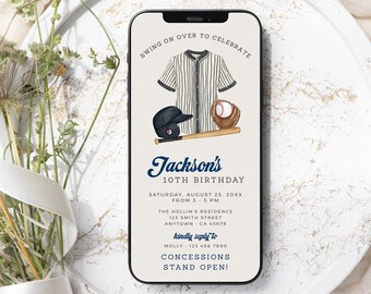 Op de afbeelding: Een smartphone toont een verjaardagsuitnodiging met honkbalthema. Het ontwerp bevat een illustratie van een honkbalshirt, pet, handschoen en knuppel. De tekst luidt "Swing on over to celebrate" en "Jackson's 10th Birthday."