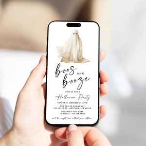 Pode incluir: Um smartphone exibe um convite para uma festa de Halloween. O convite apresenta uma ilustra&ccedil;&atilde;o de um fantasma e o texto "boos and booze". Detalhes da festa s&atilde;o inclu&iacute;dos: data, hora, local e informa&ccedil;&otilde;es de RSVP.