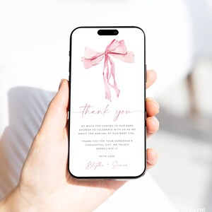 Puede incluir: Un lazo rosa acuarela sobre un fondo blanco con el texto "gracias" y un mensaje de agradecimiento por asistir a un baby shower. El mensaje tambi&eacute;n incluye los nombres "Blythe + Simon".