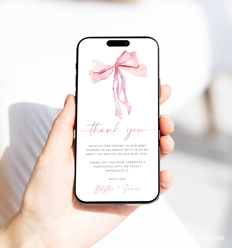Puede incluir: Un lazo rosa acuarela sobre un fondo blanco con el texto "gracias" y un mensaje de agradecimiento por asistir a un baby shower. El mensaje tambi&eacute;n incluye los nombres "Blythe + Simon".