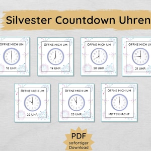 Op de afbeelding: Een set van zes printbare nieuwjaarscountdown-kaarten. Elke kaart heeft een klok met een andere tijd, van 18:00 uur tot middernacht, en de tekst "ÖFFNE MICH UM" (Open me om) gevolgd door de tijd. De kaarten zijn versierd met een roze en blauw vuurwerkontwerp.