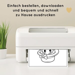 May include: A white printer with a black and white line drawing of a person wearing a hat being printed. The text on the wall above the printer reads "Einfach bestellen, downloaden und bequem und schnell zu Hause ausdrucken".