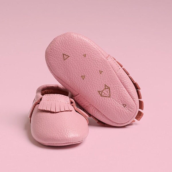 Pink Leather Moccasins Soft sole pink moccasins Handmade pink baby shoes Infant pink leather moccasins Cute pink baby shoes Trendy pink