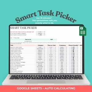 Op de afbeelding: Een laptopscherm toont een spreadsheet met de titel "Smart Task Picker". De spreadsheet, met een turquoise achtergrond, geeft taken, categorieën, tijdschattingen en frequenties weer. De tekst onderaan luidt "GOOGLE SHEETS • AUTO CALCULATING."