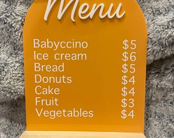 Letrero acrílico para menú de cafetería infantil