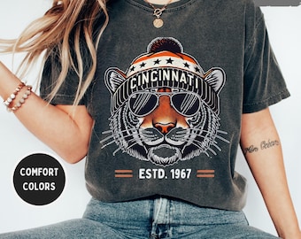 シンシナティフットボールコンフォートカラーTシャツ - ヴィンテージスタイルTシャツ、大学スポーツアパレル、試合日用シャツ、チームスピリットギア、スポーツファンギフト