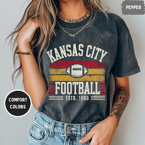 Camiseta unisex de Kansas City Comfort Colors, ideal para aficionados al fútbol, estilo vintage de Kansas, ideal para el día del partido. imagen 1
