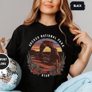 Chemise du parc national des Arches, t-shirt de l'Utah, couleurs confort, col rond des arches, t-shirt de randonnée, chemise des arches du désert, cadeau du parc national de la chemise Moab