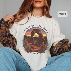Chemise du parc national des Arches, t-shirt de l'Utah, couleurs confort, col rond des arches, t-shirt de randonnée, chemise des arches du désert, cadeau du parc national de la chemise Moab