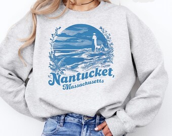 Könnte beinhalten: Ein graues Sweatshirt mit einer blauen Grafik eines Leuchtturms und dem Text "Nantucket, Massachusetts".