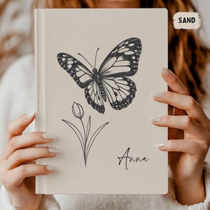 Personlig inbunden anteckningsbok med fjärilar | Anteckningsbok med eget namn | Minimalistisk linjeteckning | Linjerade sidor | Present till henne | Valfritt baksidescitat