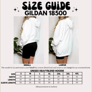 Op de afbeelding: Witte Gildan 18500 unisex heavyblend hoodie met een maattabel. De maattabel toont afmetingen in inches voor maten S tot 4XL. Het model is 163 cm lang en draagt maat Small voor een meer getailleerde look en maat Large voor een oversized look.