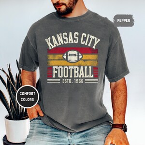 Camiseta unisex de Kansas City Comfort Colors, ideal para aficionados al fútbol, estilo vintage de Kansas, ideal para el día del partido. imagen 6
