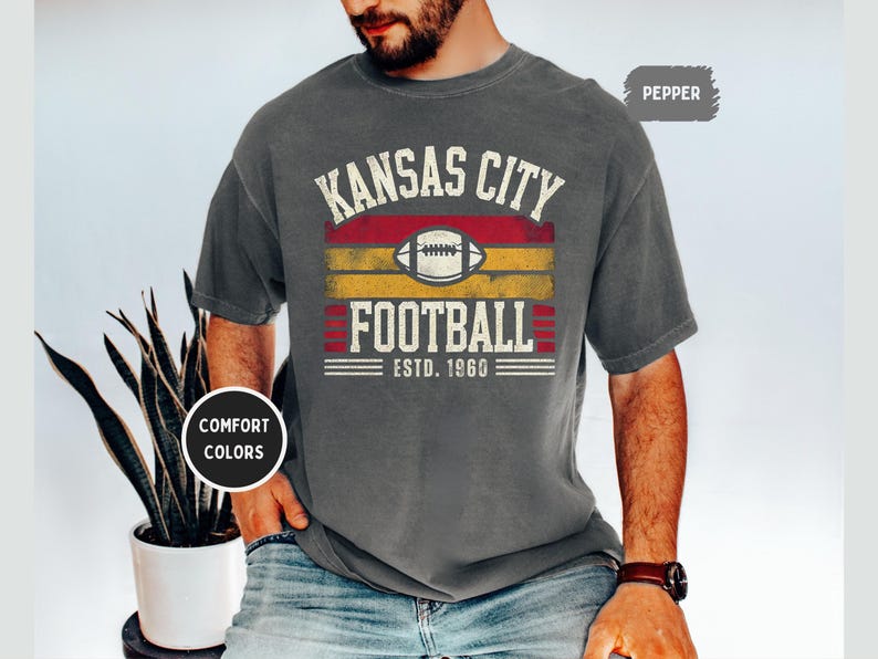 Camiseta unisex de Kansas City Comfort Colors, ideal para aficionados al fútbol, estilo vintage de Kansas, ideal para el día del partido. imagen 6