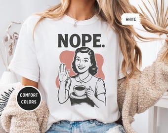 レトロコンフォートカラーズ®ノープシャツ、ユニセックスガーメントダイTシャツ、皮肉Tシャツ、ヴィンテージグラフィックTシャツ、彼女へのギフト、リラックスフィットTシャツ