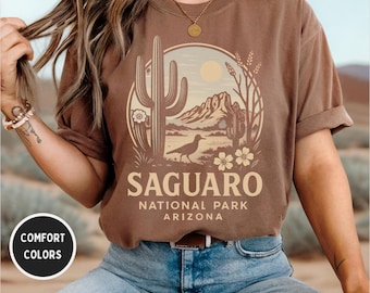 ヴィンテージサワロ国立公園コンフォートカラーシャツ、砂漠のサボテンシャツ、南西部グラフィックTシャツレトロユニセックスTシャツ自然愛好家ギフトハイキング