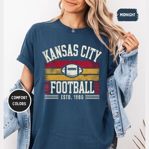 Camiseta unisex de Kansas City Comfort Colors, ideal para aficionados al fútbol, estilo vintage de Kansas, ideal para el día del partido. imagen 7