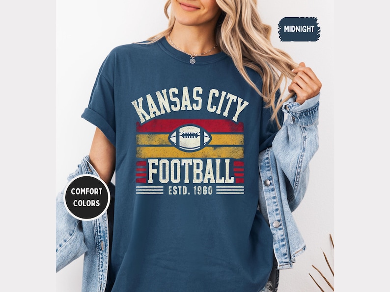 Camiseta unisex de Kansas City Comfort Colors, ideal para aficionados al fútbol, estilo vintage de Kansas, ideal para el día del partido. imagen 7