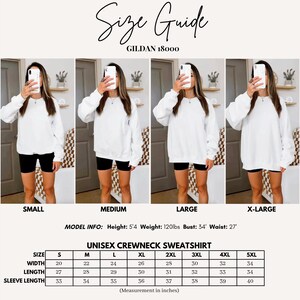 以下が含まれることがあります： Gildan 18000 ユニセックスクルーネックトレーナーのサイズガイド。ガイドには、モデルがトレーナーを着用している画像とサイズチャートが含まれています。チャートには、幅、長さ、袖丈など、Sから5XLまでのサイズのインチ単位の測定値が記載されています。