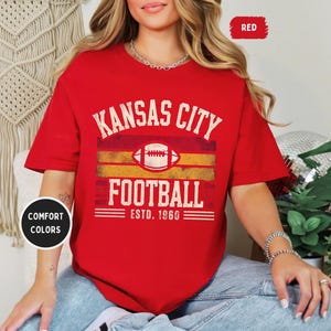 Camiseta unisex de Kansas City Comfort Colors, ideal para aficionados al fútbol, estilo vintage de Kansas, ideal para el día del partido. imagen 10