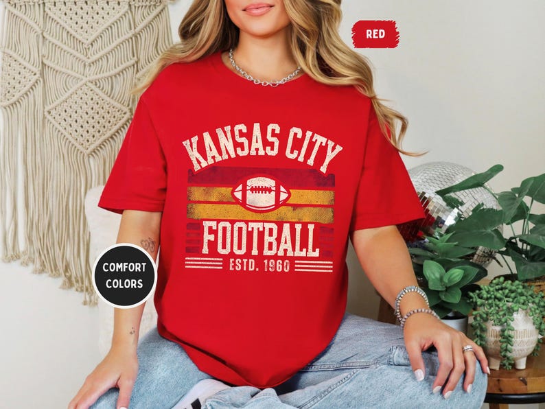 Camiseta unisex de Kansas City Comfort Colors, ideal para aficionados al fútbol, estilo vintage de Kansas, ideal para el día del partido. imagen 10
