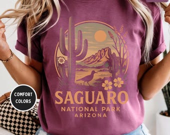 ヴィンテージサワロ国立公園コンフォートカラーシャツ、砂漠のサボテンシャツ、南西部グラフィックTシャツレトロユニセックスTシャツ自然愛好家ギフトハイキング