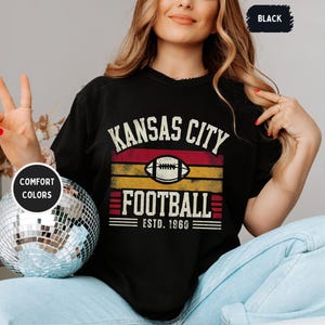 Camiseta unisex de Kansas City Comfort Colors, ideal para aficionados al fútbol, estilo vintage de Kansas, ideal para el día del partido. imagen 2