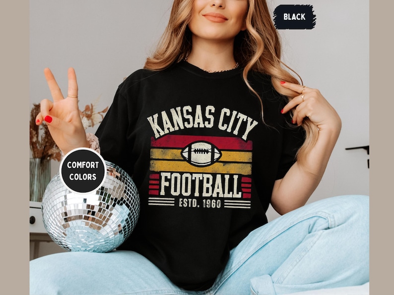 Camiseta unisex de Kansas City Comfort Colors, ideal para aficionados al fútbol, estilo vintage de Kansas, ideal para el día del partido. imagen 2