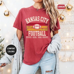 Camiseta unisex de Kansas City Comfort Colors, ideal para aficionados al fútbol, estilo vintage de Kansas, ideal para el día del partido. imagen 8