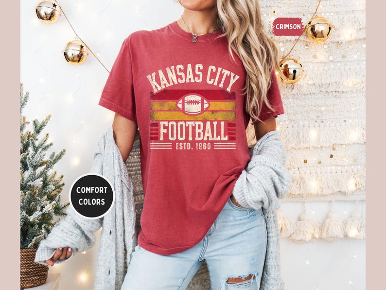 Camiseta unisex de Kansas City Comfort Colors, ideal para aficionados al fútbol, estilo vintage de Kansas, ideal para el día del partido. imagen 8